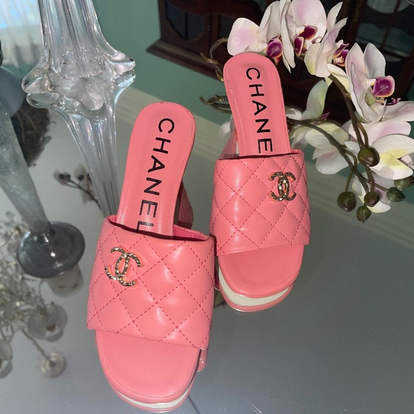 Chanel Pink Lambskin Quilted CC Open Toe Slides NEW European size 36 Made Italy - Picture 1 of 17